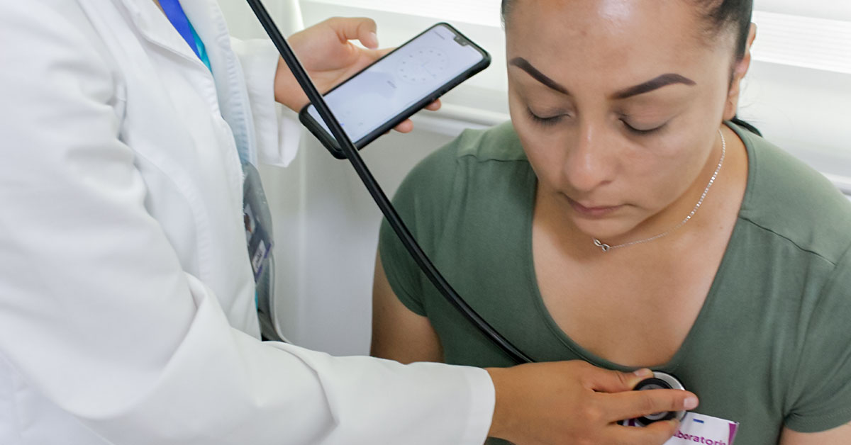 Realizando un examen médico físico